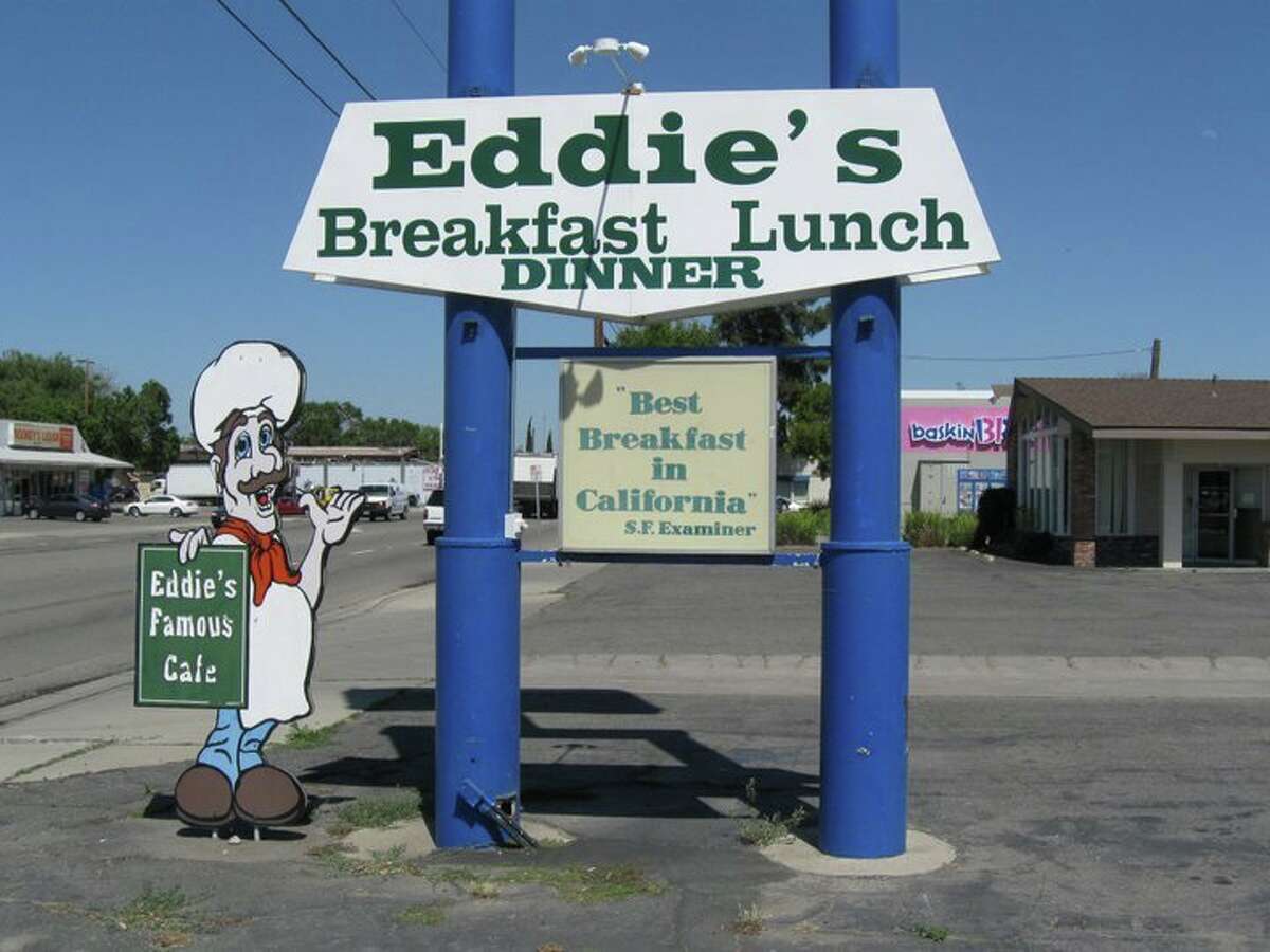 Eddie's Famous Cafe, Los Banos A solo siete millas de la I-5, puede comprar algunos rollos de canela gigantes espolvoreados con azúcar y canela. Las empanadas de salchicha hechas a mano también son imperdibles. 401 Oeste Pacheco Blvd., (209) 826-2379