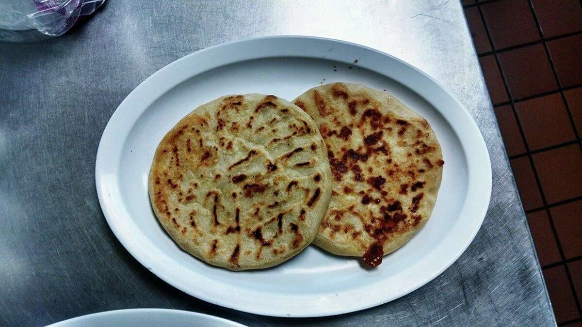 Tita's Pupuseria, Buttonwillow En este lugar de propiedad familiar que sirve clásicos salvadoreños, pruebe las pupusas hechas a mano con salsa y curtido, una ensalada de repollo con chile. 20645 Avenida Tracy, (661) 378-5644