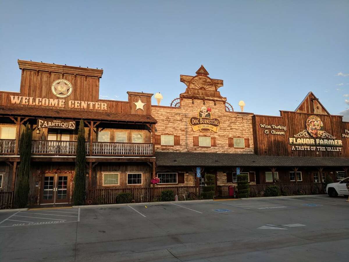 Bravo Farms, Kettleman City Esto no es un espejismo de viaje por carretera. La granja alberga Wild Jack's para barbacoa y Doc Burnstein's para helados y batidos. 33341 Bernard Dr., (559) 386-9622