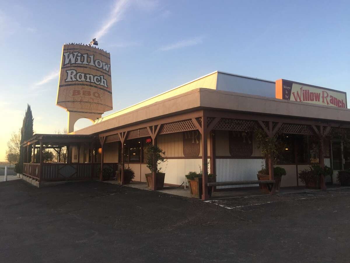 Rancho Willow, Buttonwillow Este local de propiedad familiar sirve deliciosas barbacoas. las costillas y "Chico arado" sándwich son los artículos más populares en el menú, pero no se pierda el zapatero de postre. 27770 Laguna Dr., (661) 231-7508