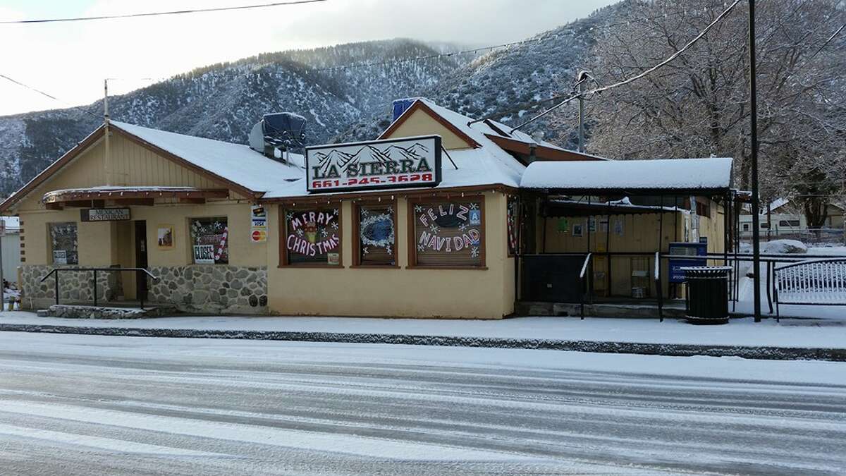 Restaurante mexicano La Sierra, Frazier Park Drive 3.6 millas al oeste de la I-5 para encontrar este pintoresco restaurante mexicano. Si estás cerca del área un martes, no te pierdas Taco Tuesday. 3500 Monte Pinos Way, (661) 245-3628