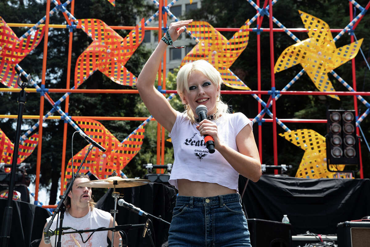 Amy Taylor de Amyl and the Sniffers se presenta en el décimo festival anual Burger Boogaloo en Mosswood Park el 6 de julio de 2019 en Oakland, California. 
