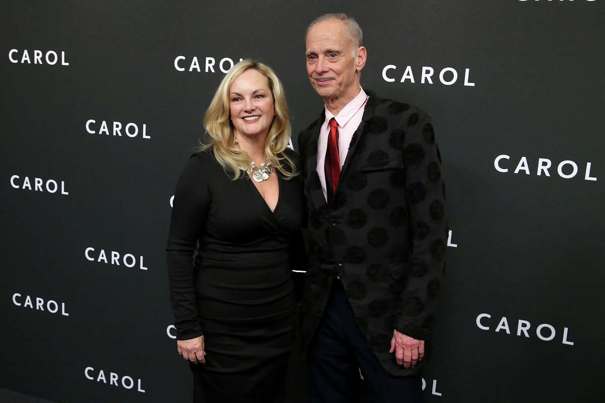 Patty Hearst, izquierda, y el director John Waters asisten al New Yorkestreno de "Carol" en el Museo de Arte Moderno el 16 de noviembre de 2015 en la ciudad de Nueva York. 