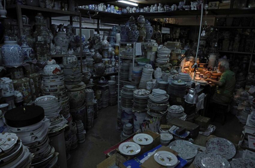  AP PHOTOS: La última fábrica de porcelana pintada a mano de Hong Kong