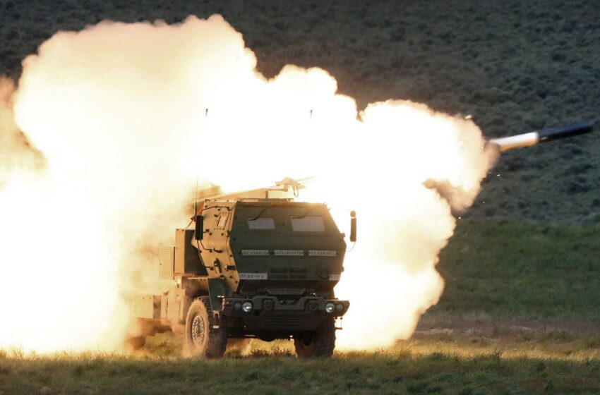  Biden dice que EEUU envía sistemas de cohetes de medio alcance a Ucrania