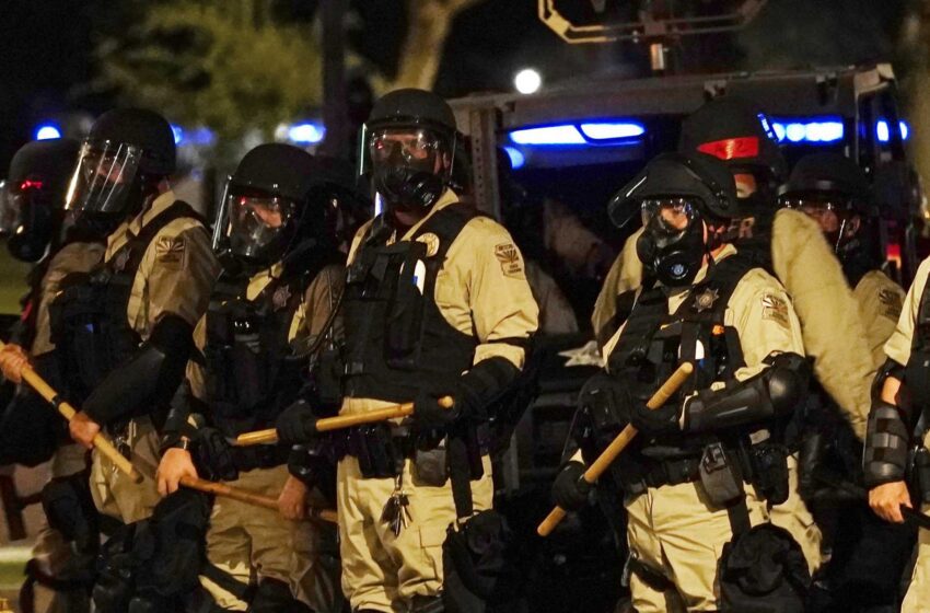  Duelo de relatos sobre las protestas en Arizona que terminaron con gases lacrimógenos