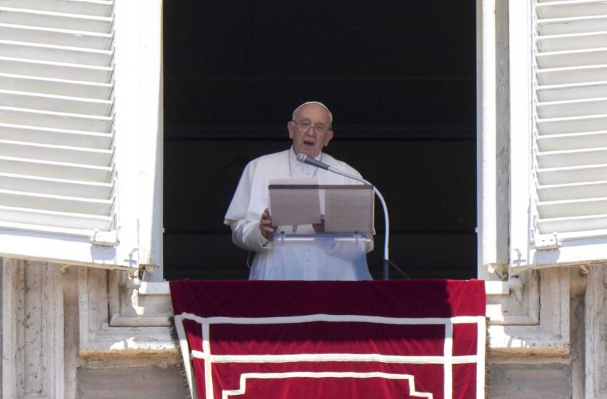  El Papa se retira de la procesión anual por un dolor en la rodilla