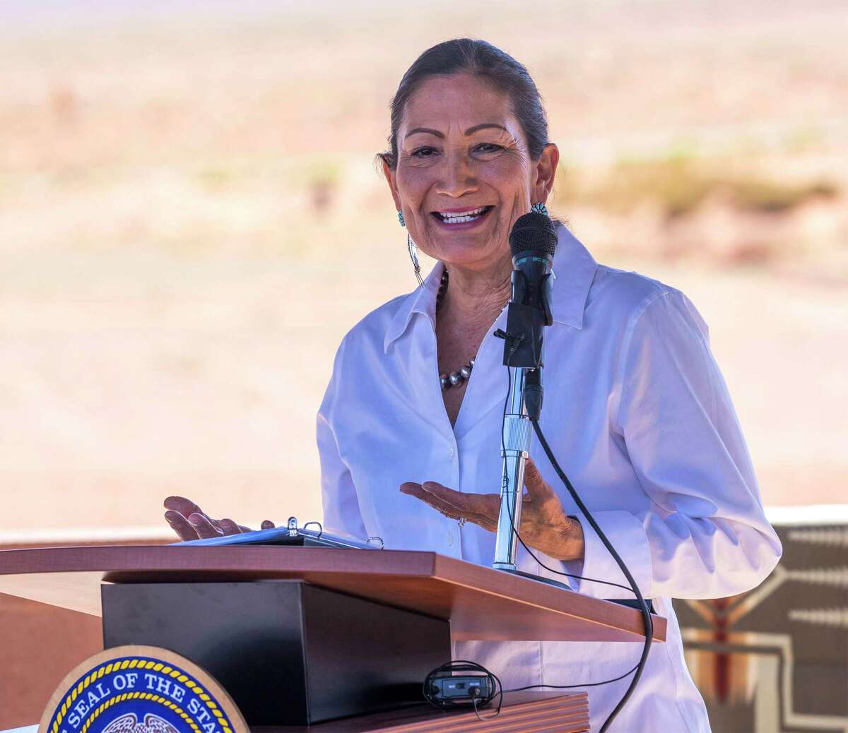 ARCHIVO - La Secretaria del Interior de EE.UU., Deb Haaland, habla después de firmar el acuerdo sobre los derechos federales reservados de agua de los Navajo en Monument Valley, Utah, el viernes 27 de mayo de 2022. Haaland ha dado positivo en la prueba de COVID-19 el miércoles 1 de junio de 2022 y tiene síntomas leves. El Departamento del Interior dijo que Haaland está aislada en Nevada, donde participó el martes en una mesa redonda sobre la producción de energía limpia en tierras públicas. (Rick Egan/The Salt Lake Tribune vía AP, Archivo)