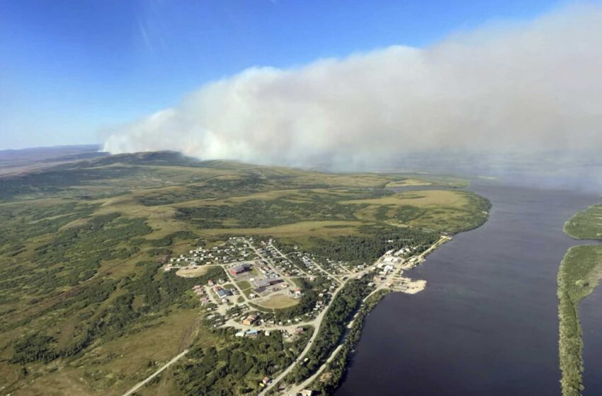  El fuego de la tundra se ralentiza, pero sigue apuntando a la aldea nativa de Alaska