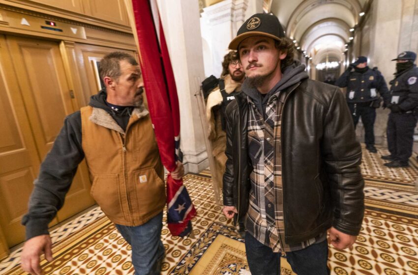  El hombre que llevó la bandera confederada al Capitolio va a juicio