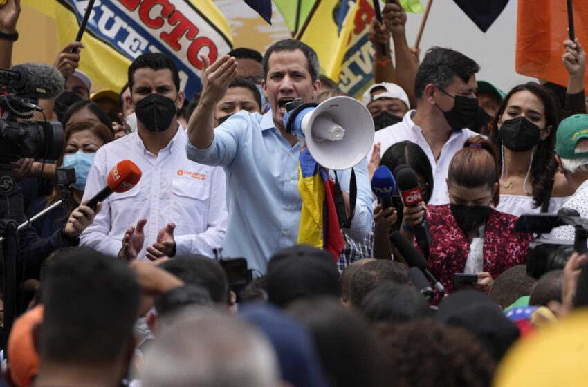  El líder de la oposición venezolana es agredido durante su gira nacional