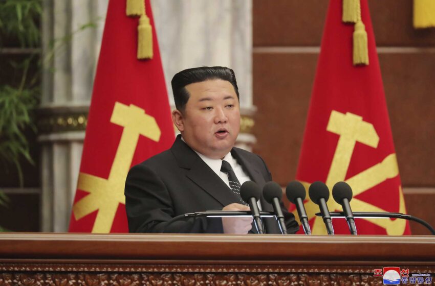  El líder norcoreano reafirma el aumento de las armas en una reunión del partido