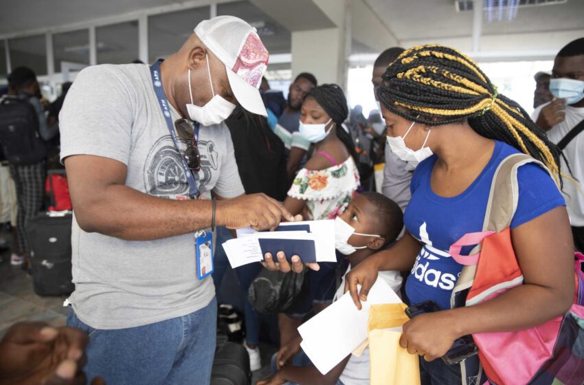 El negocio de los vuelos chárter prospera mientras los haitianos expulsados de Estados Unidos huyen de Haití