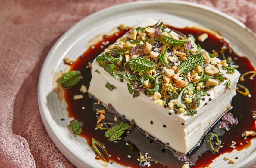  El tofu sedoso con aderezos crujientes es un delicioso estudio de contrastes