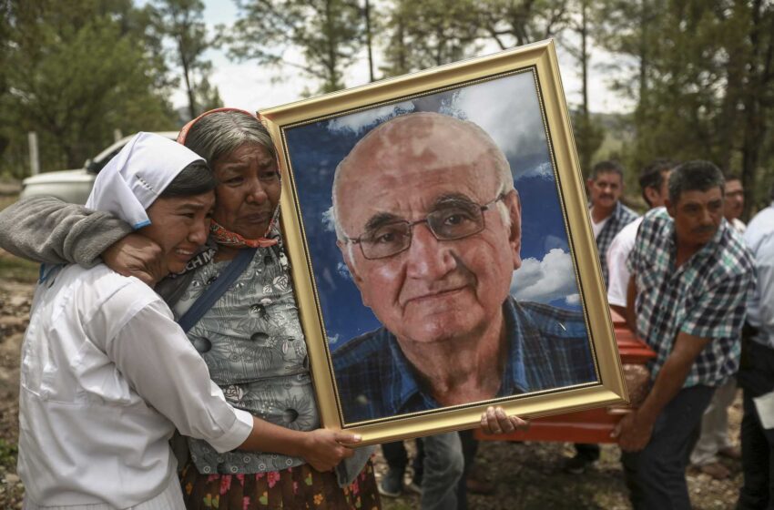  Entierran a 2 sacerdotes asesinados en el norte de México