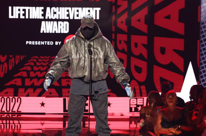  Kanye hace una impactante aparición en los premios BET para honrar a su ‘artista favorito’