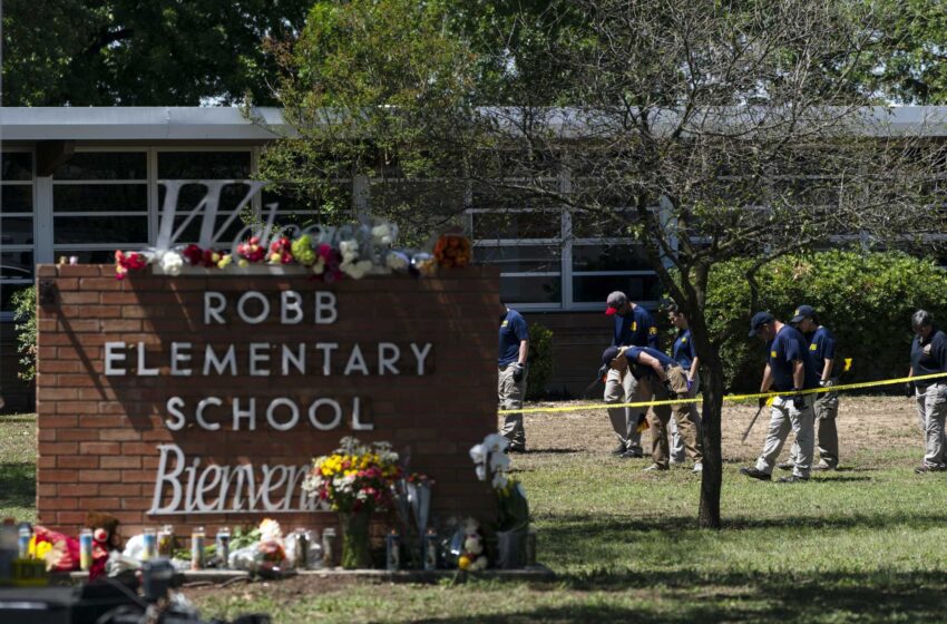  La clase que se gradúa de la Escuela Secundaria de Uvalde recuerda a los niños asesinados