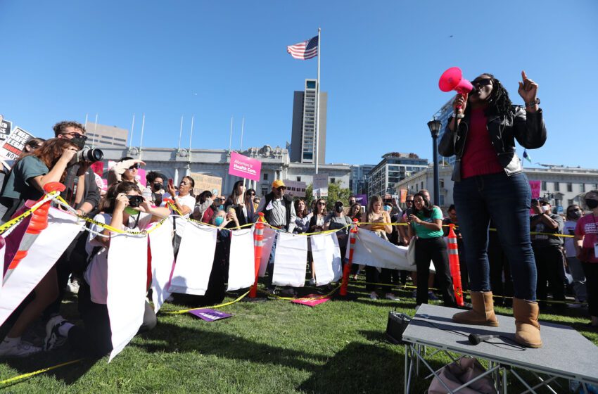  Las mujeres van a morir”: Una multitud en el área de la bahía de San Francisco protesta contra la anulación de Roe v. Wade por parte del Tribunal Supremo