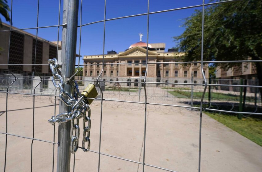  Las vallas rodean el Capitolio de Arizona después de días de protestas contra Roe