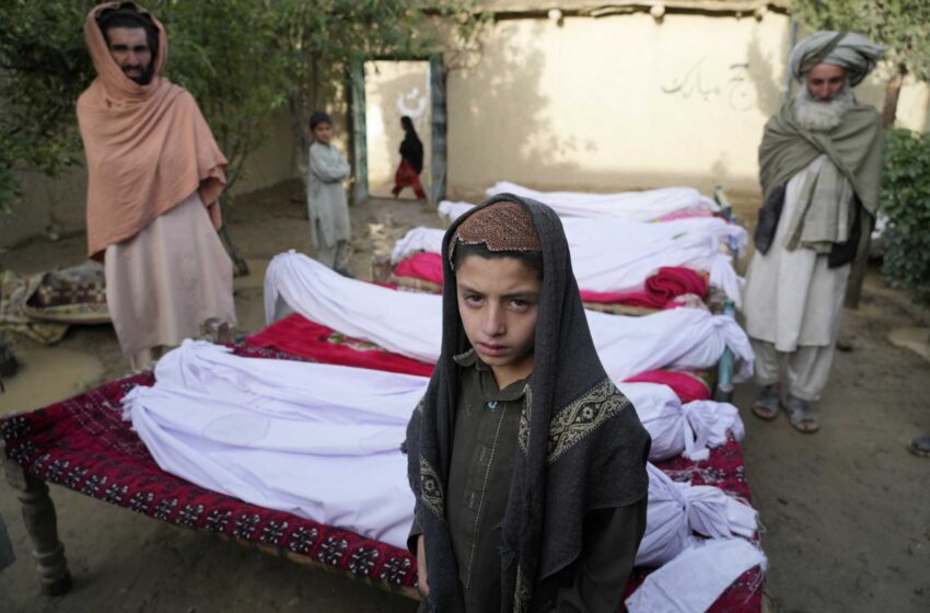  Los afganos entierran a sus muertos y buscan a los supervivientes tras el terremoto que mató a 1.000 personas