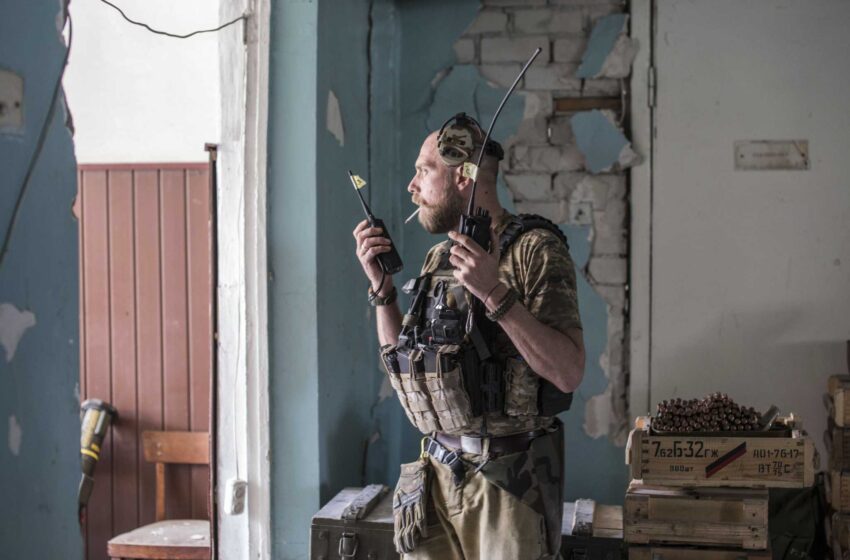 Los civiles huyen de los intensos combates en el disputado este de Ucrania