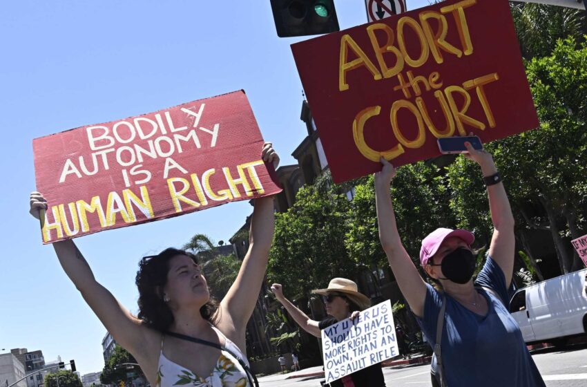  Los manifestantes por el derecho al aborto llenan las calles de California