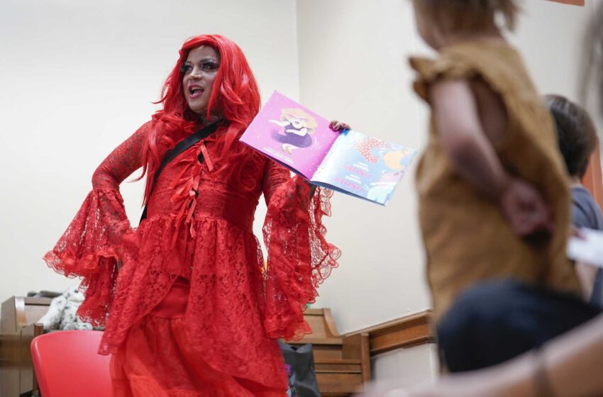  Los presentadores de Drag Story Hour, atacados, se atrincheran