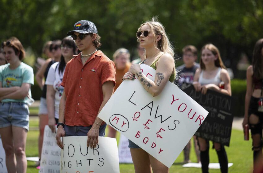  Un juez bloquea temporalmente la prohibición casi total del aborto en Kentucky
