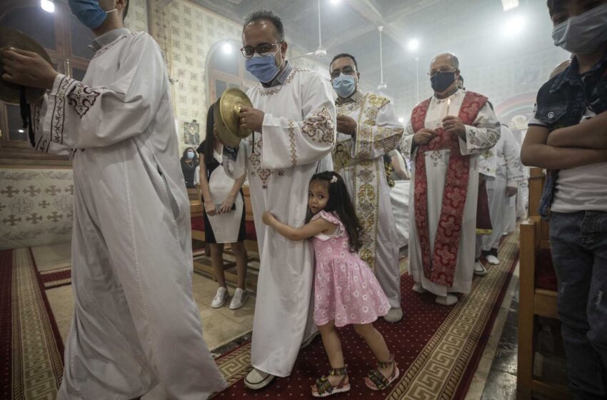  Un tribunal egipcio condena a muerte a un hombre por matar a un sacerdote copto