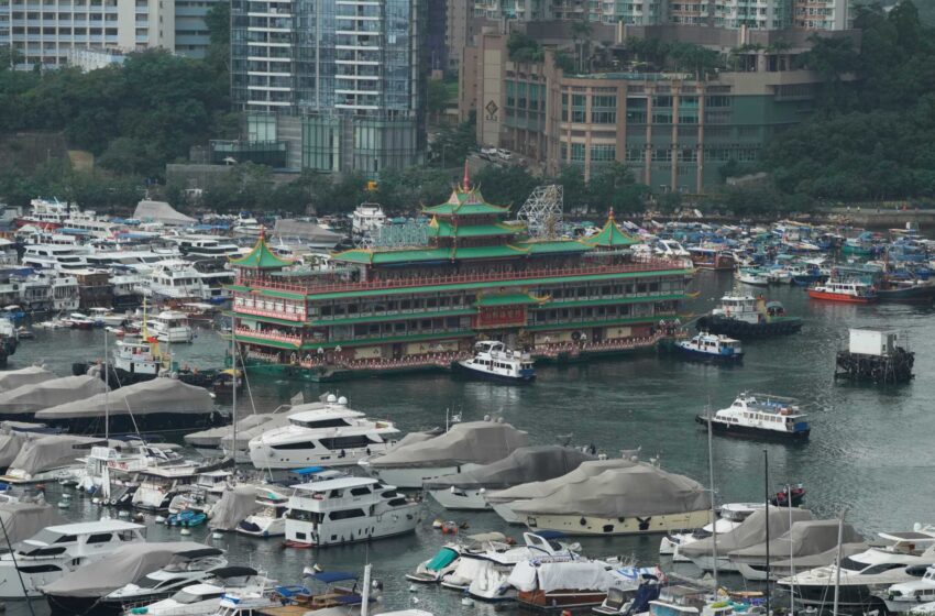  Víctima de la pandemia, el restaurante flotante de Hong Kong es remolcado