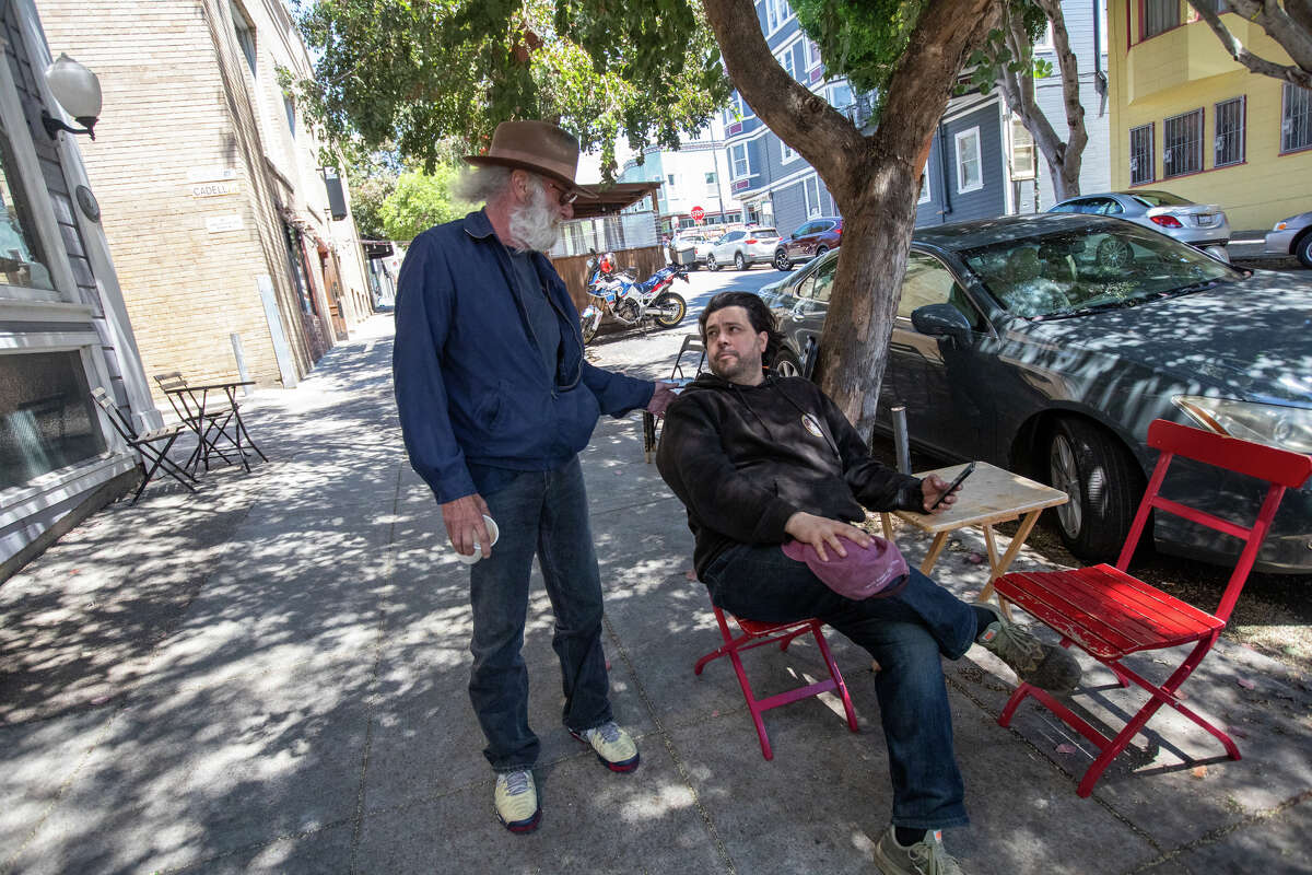 El habitual Jimi Burke habla con el propietario Nick Floulis en Hole in the Wall Coffee en North Beach en San Francisco, California, el 23 de junio de 2022.