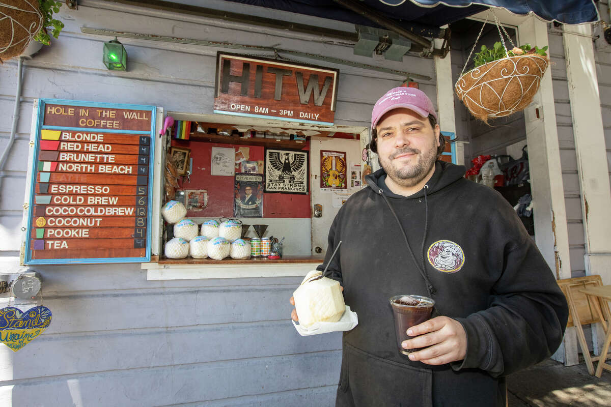 Nick Floulis sostiene su Coco Cold Brew en Hole in the Wall Coffee en North Beach en San Francisco el 23 de junio de 2022.