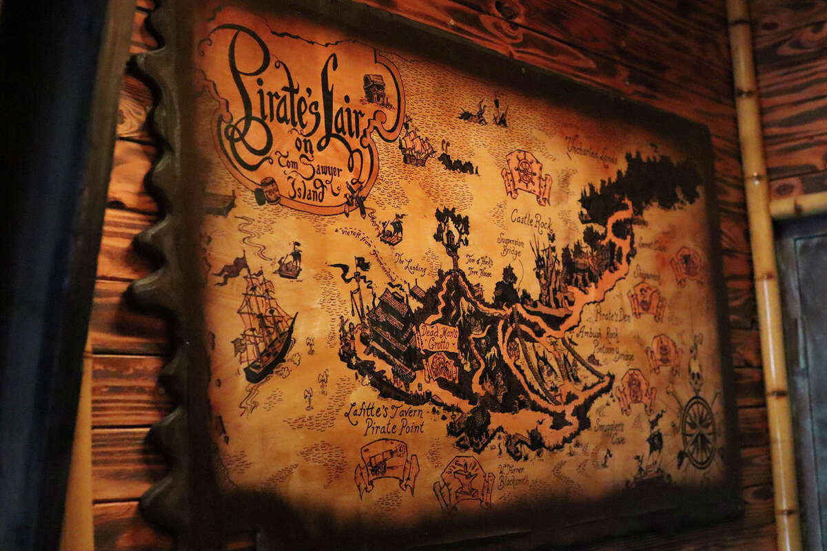 Un mapa de la guarida de un pirata con ecos de la isla de Tom Sawyer de Disneyland.