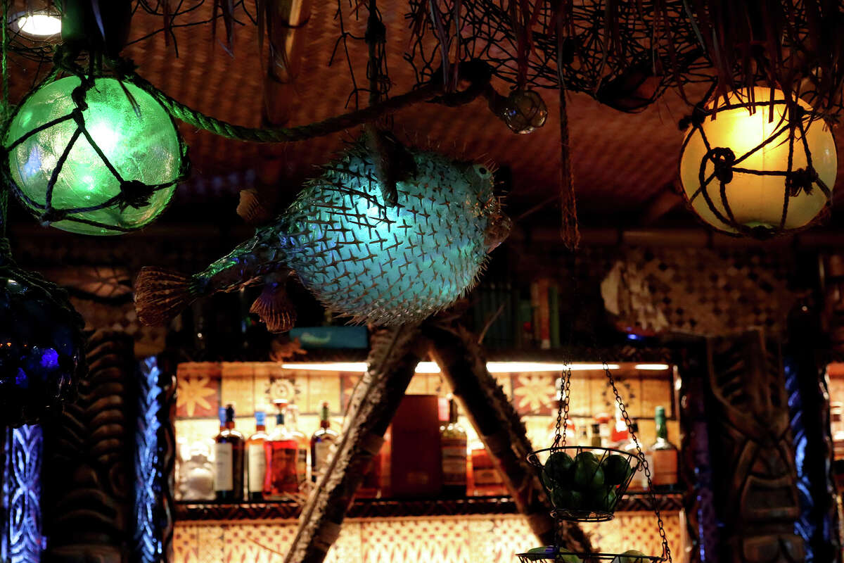 Linternas de colores cuelgan sobre el tiki bar.