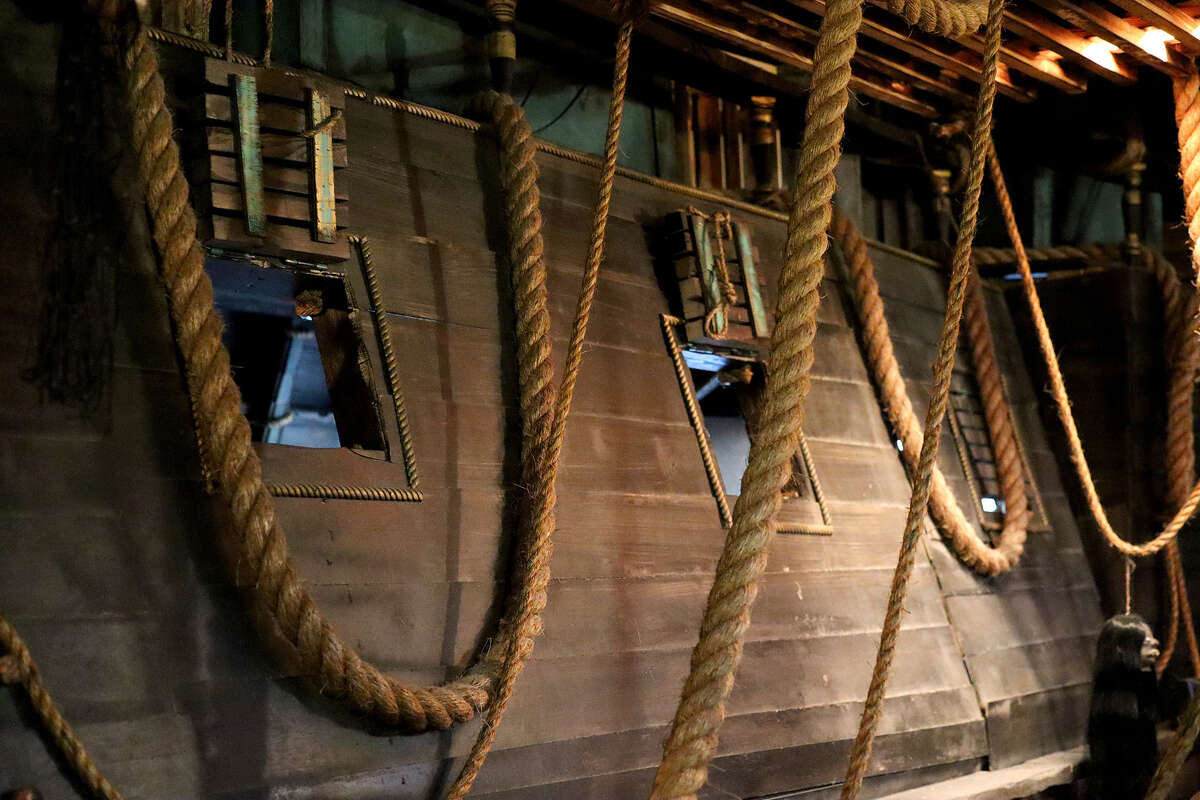 El exterior del barco pirata de arriba está en realidad en el hueco de la escalera.