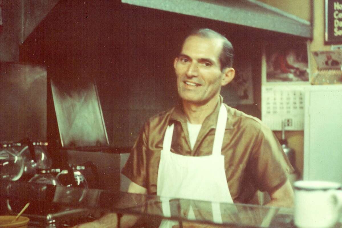 El propietario de Hot Dogs de Kasper, Harry Yaglijian, posa dentro de su restaurante ubicado en 4521 Telegraph Ave. en Oakland a principios de la década de 1960. 