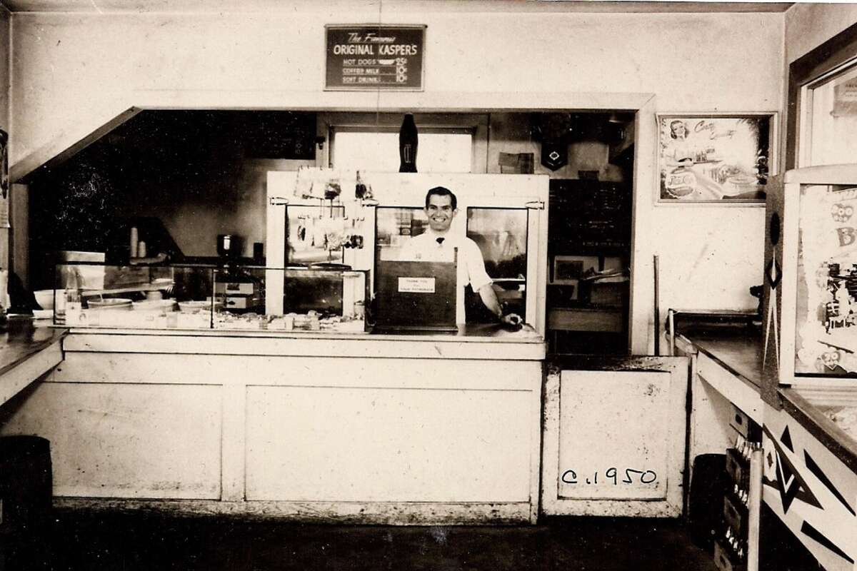 El propietario de Kasper's Hot Dogs, Harry Yaglijian, posa dentro de su restaurante ubicado en 4521 Telegraph Ave. en Oakland en 1950.