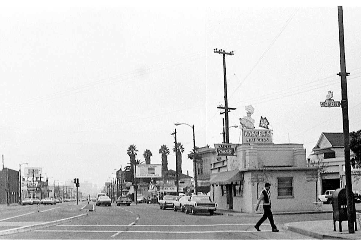 Una vista de la ubicación original de Kasper's Hot Dogs en 4521 Telegraph Ave. en Oakland en 1963. 