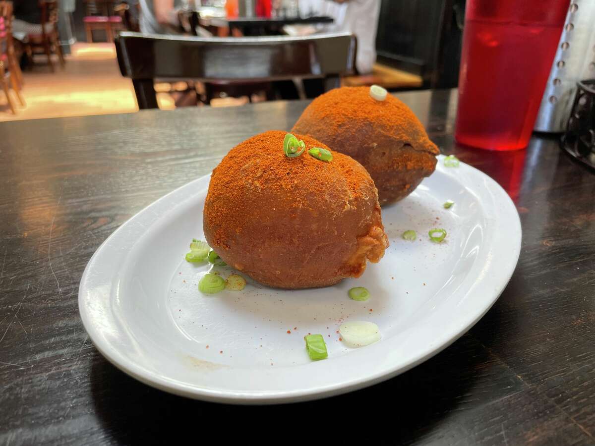 Los buñuelos de langosta del tamaño de una pelota de béisbol espolvoreados con cayena en Brenda's French Soul Food in the Tenderloin. 