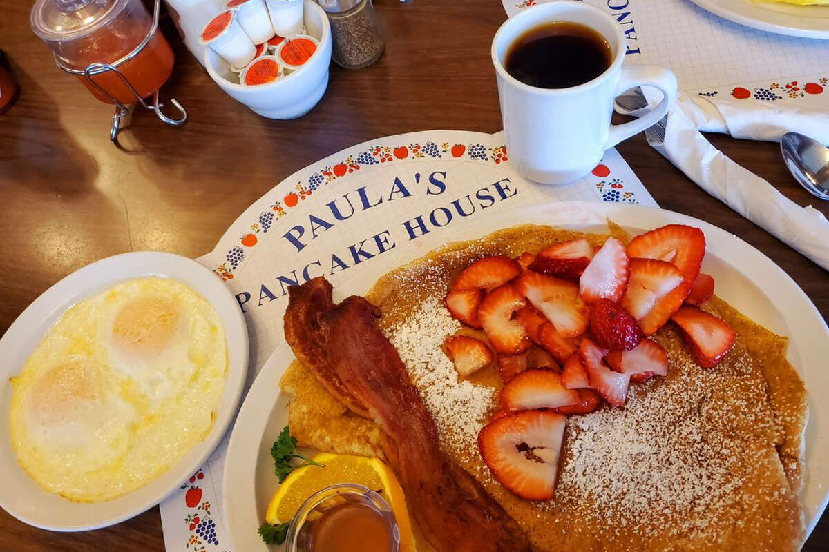 Dentro de Paula's Pancakes, una amada institución de desayuno ubicada en Solvang, CA. 