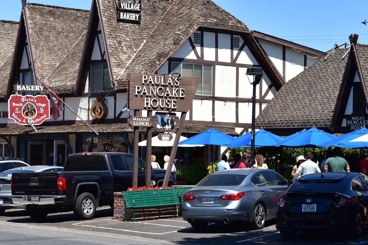 El exterior de Paula's Pancake House en Solvang, California. 