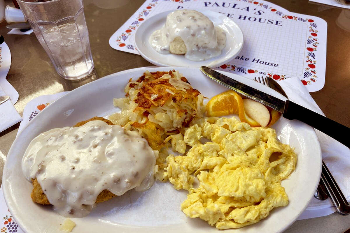 Dentro de Paula's Pancakes, una amada institución de desayuno ubicada en Solvang, CA. 