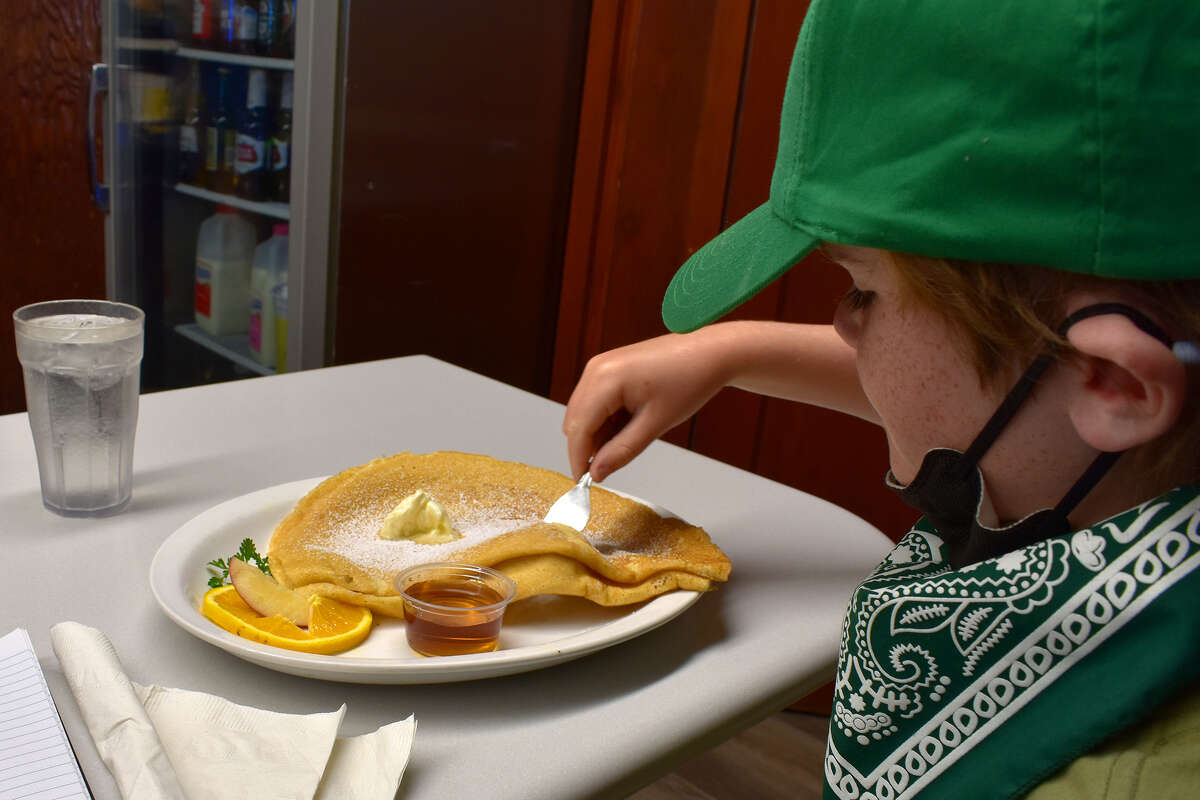 Un joven e intrépido conocedor de panqueques está a punto de cambiar su vida con su primer bocado del panqueque danés en Paula's Pancake House en Solvang, California. 