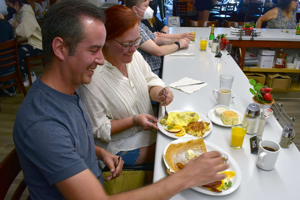 Kevin y Heather Gonzales de Claremont, California, hicieron de Paula's Pancake House su primera parada en sus vacaciones de verano en el Valle de Santa Ynez. 