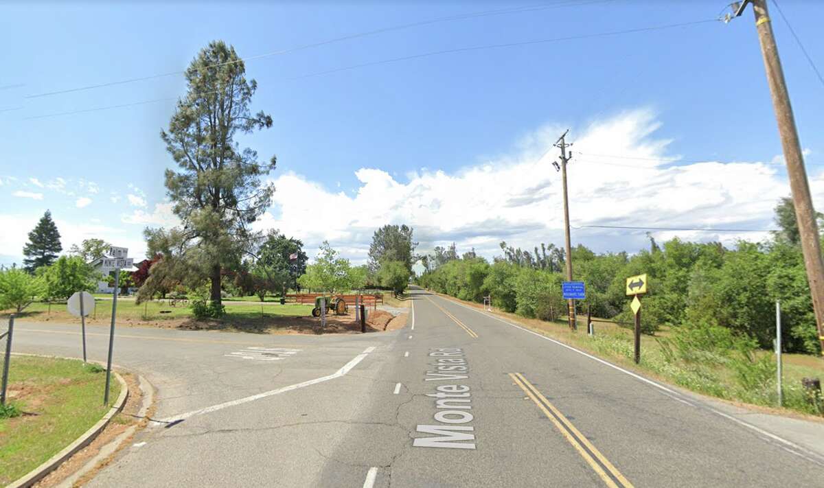 Una mirada a la esquina de Palm Avenue y Monte Vista Road en la zona rural de Happy Valley, California. 