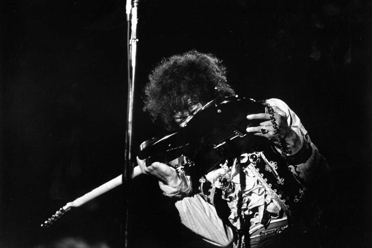 Jimi Hendrix se presenta en el escenario del Monterey Pop Festival el 18 de junio de 1967 en Monterey, California.