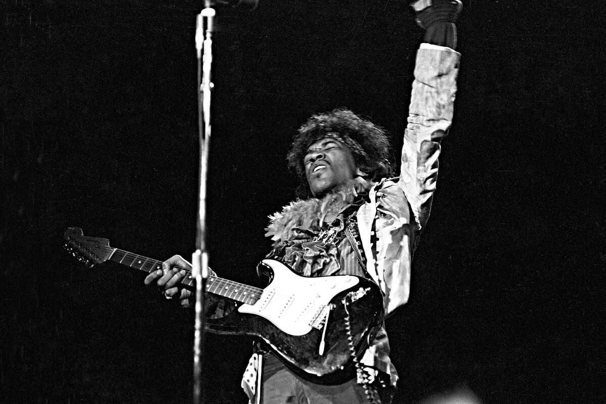 Jimi Hendrix se presenta en el escenario del Monterey Pop Festival el 18 de junio de 1967 en Monterey, California. 