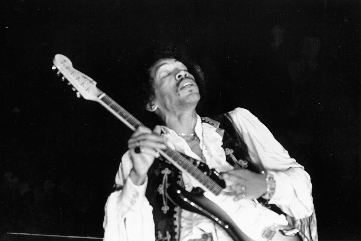 Jimi Hendrix se presenta en el escenario del Monterey Pop Festival el 18 de junio de 1967 en Monterey, California. 