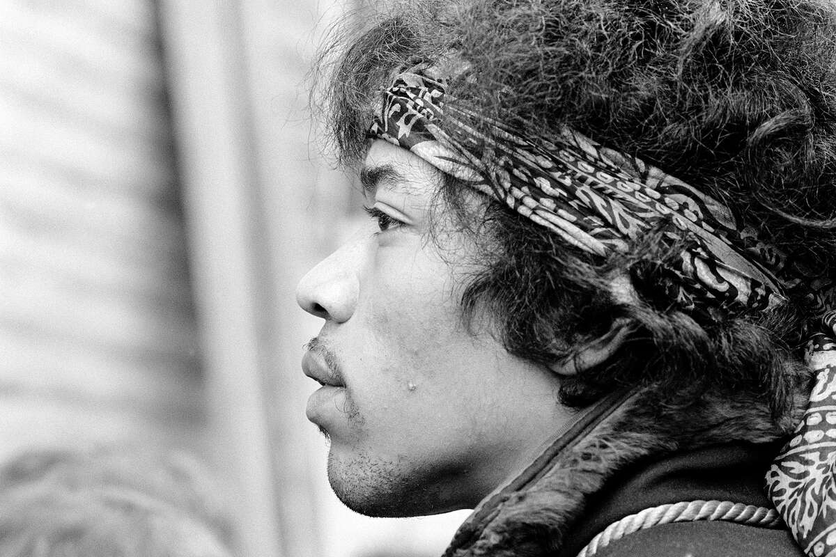 El guitarrista Jimi Hendrix captado en un momento sincero en el Monterey Pop Festival el 18 de junio de 1967, en Monterey, California.