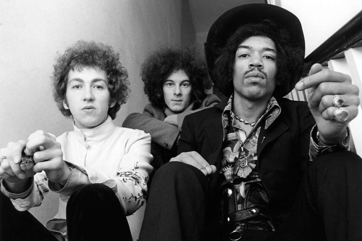 Jimi Hendrix, a la derecha, con sus compañeros de banda de Experience: el bajista Noel Redding, al centro, y el baterista Mitch Mitchell, en el BBC TV Centre, 1967.